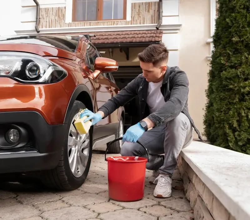 Lavage auto à domicile Combovin : professionnel intervenant sur un véhicule